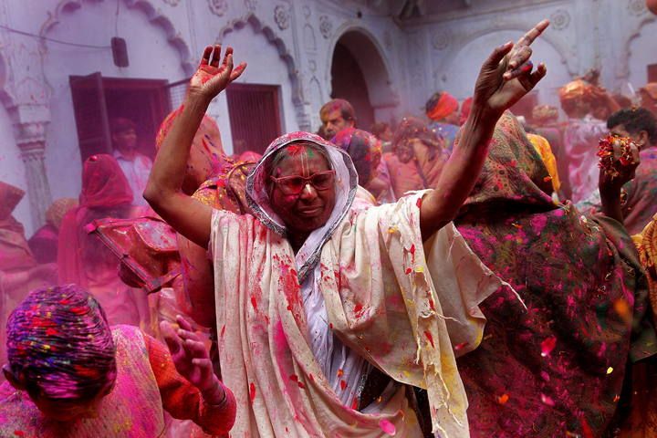 El Festival Holi inunda de color la India