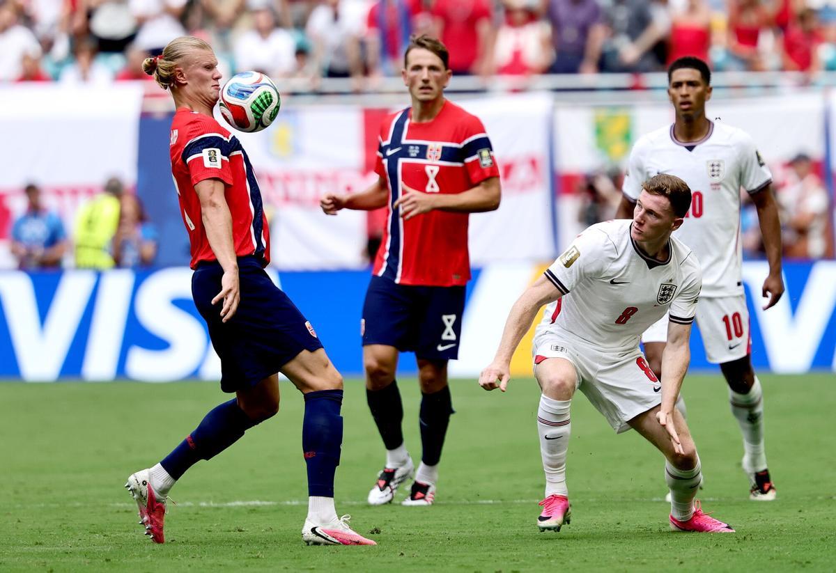 MIAMI (United States), 12/07/2026.- Erling Haaland (L) of Norway and Elliot Anderson of England in action during the FIFA World Cup 2026 quarterfinals match Norway against England, in Miami, USA, 11 July 2026. (Noruega) EFE/EPA/RONALD WITTEK