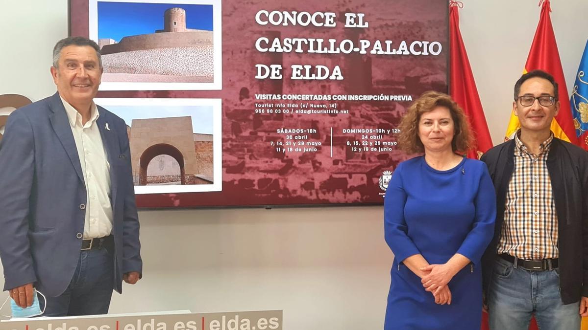 Los concejales Amado Navalón y Rosa Vidal junto al arqueólogo Juan Carlos Márquez.