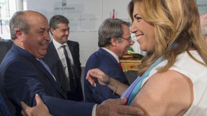 La presidenta de la Junta de Andalucía, Susana Díaz, y el alcalde de Granada, José Torres Hurtado (i), se saludan tras el acto de toma de posesión, en el Palacio de San Telmo en Sevilla, de la rectora de la Universidad de Granada, Pilar Aranda.