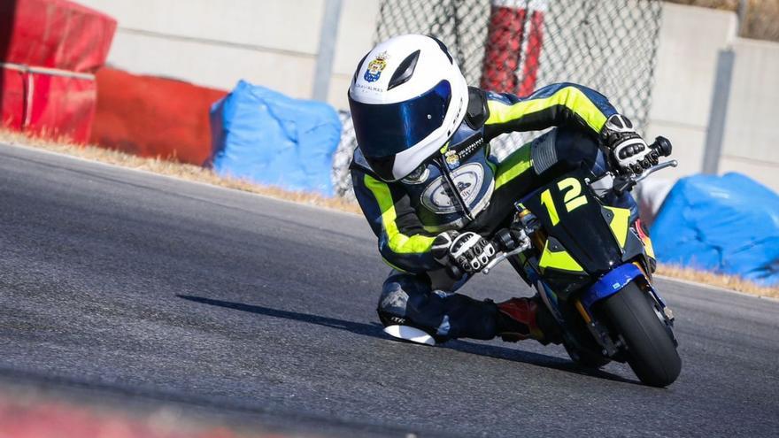 El joven piloto grancanario Enrique de Vidania Bolaños, durante una de las pruebas de minimotos.