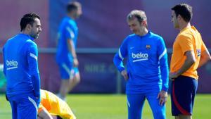 Xavi Hernández habla con Eric Garcia antes del entrenamiento.