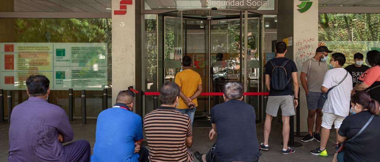 Colas ante una oficina de la Tesorería General de la Seguridad Social, en Barcelona.