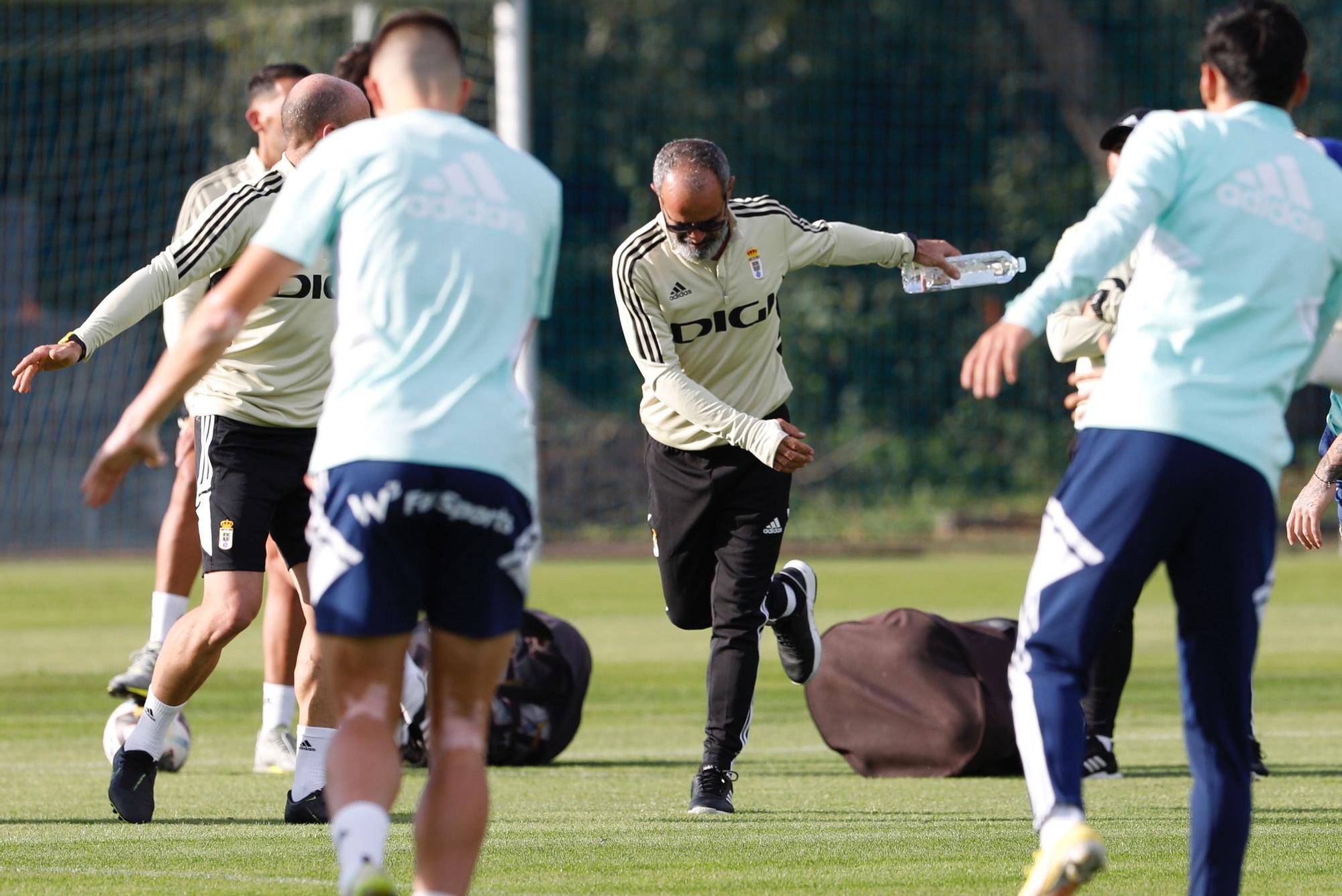 EN IMÁGNES: Martín Peláez charla con Álvaro Cervera en su primera sesión como entrenador del Real Oviedo