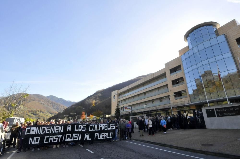 Protesta contra el cierre del geriátrico de Felechosa