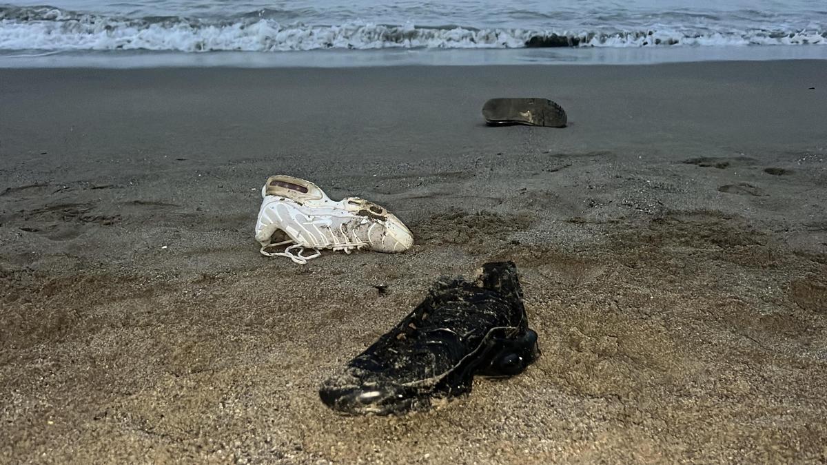 Pertenencias abandonadas en la playa marroquí de Castillejos por parte de migrantes que emprendieron el camino a nado hacia Ceuta.