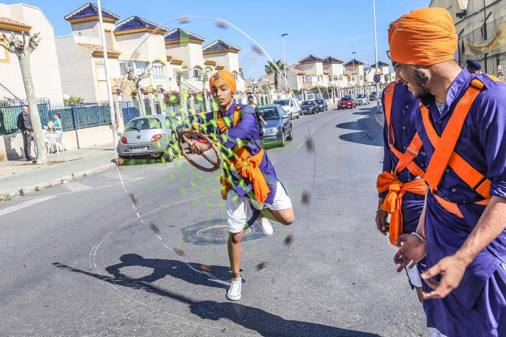 La comunidad Sikh recorre Torrevieja en un colorid