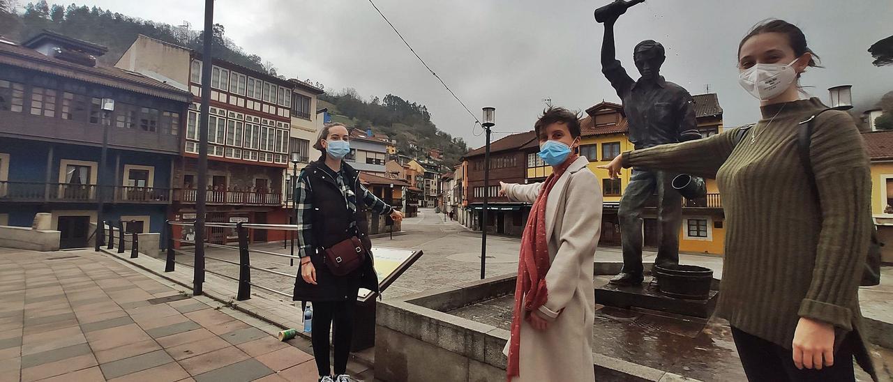 Nerea Fernández, Claudia Miranda y Laura García de Vega, ayer, en la plaza de Requejo de Mieres, prácticamente vacía.