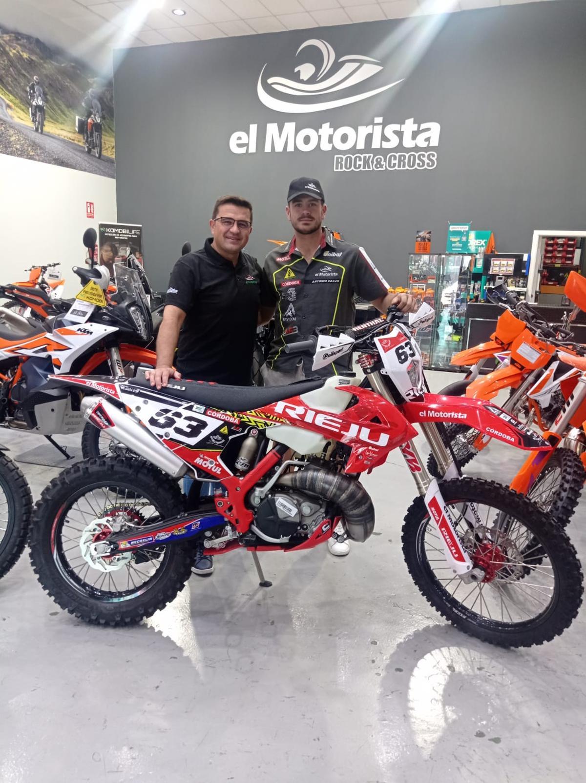 Antonio Calvo con su nueva moto en la sede de su patrocinador El Motorista.