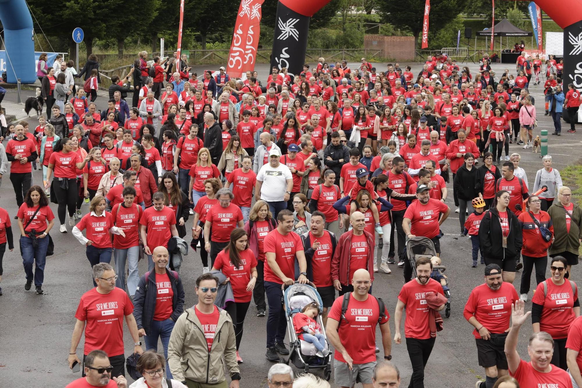 Así fue la marcha solidaria de Cruz Roja en Gijón (en imágenes)