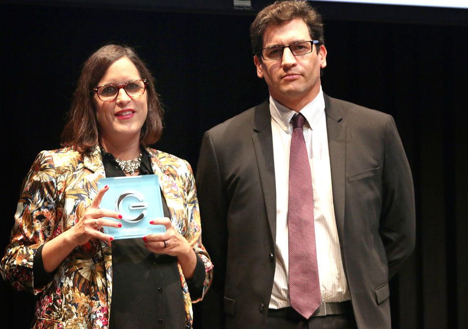 La encargada del diario de Malasmadres, Amelia Baena, fue la encargada de recibir este premio de manos del director de actuaciones socioculturales de la Fundación Unicaja, Rafael Muñoz. Para quienes no las conozcan aún, Malasmadres es un club, una comunidad virtual que se marca como objetivo desmitificar la maternidad y romper el mito de «la madre perfecta». Una red que ya cuenta con 500.000 madres en redes sociales que tienen una lucha común: la conciliación bajo el lema «yo no renuncio».