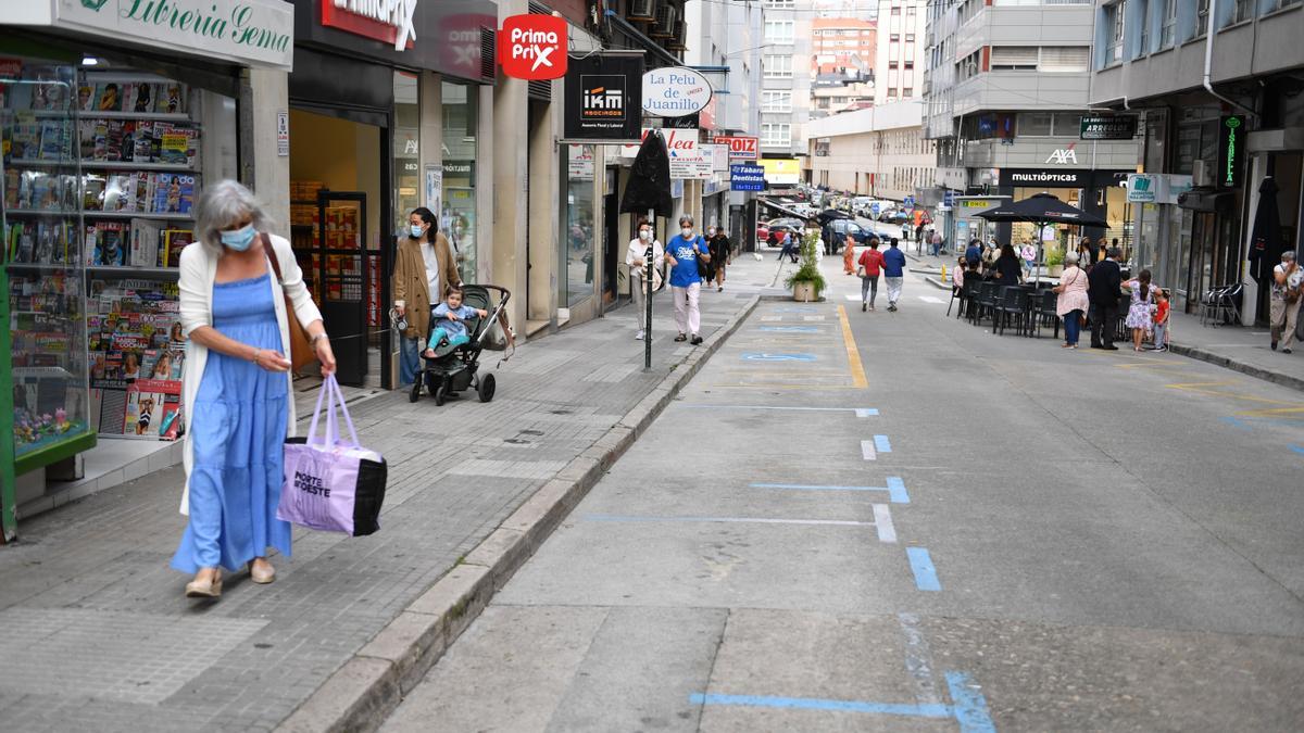 Ciudadanos con mascarilla en una calle de A Coruña.