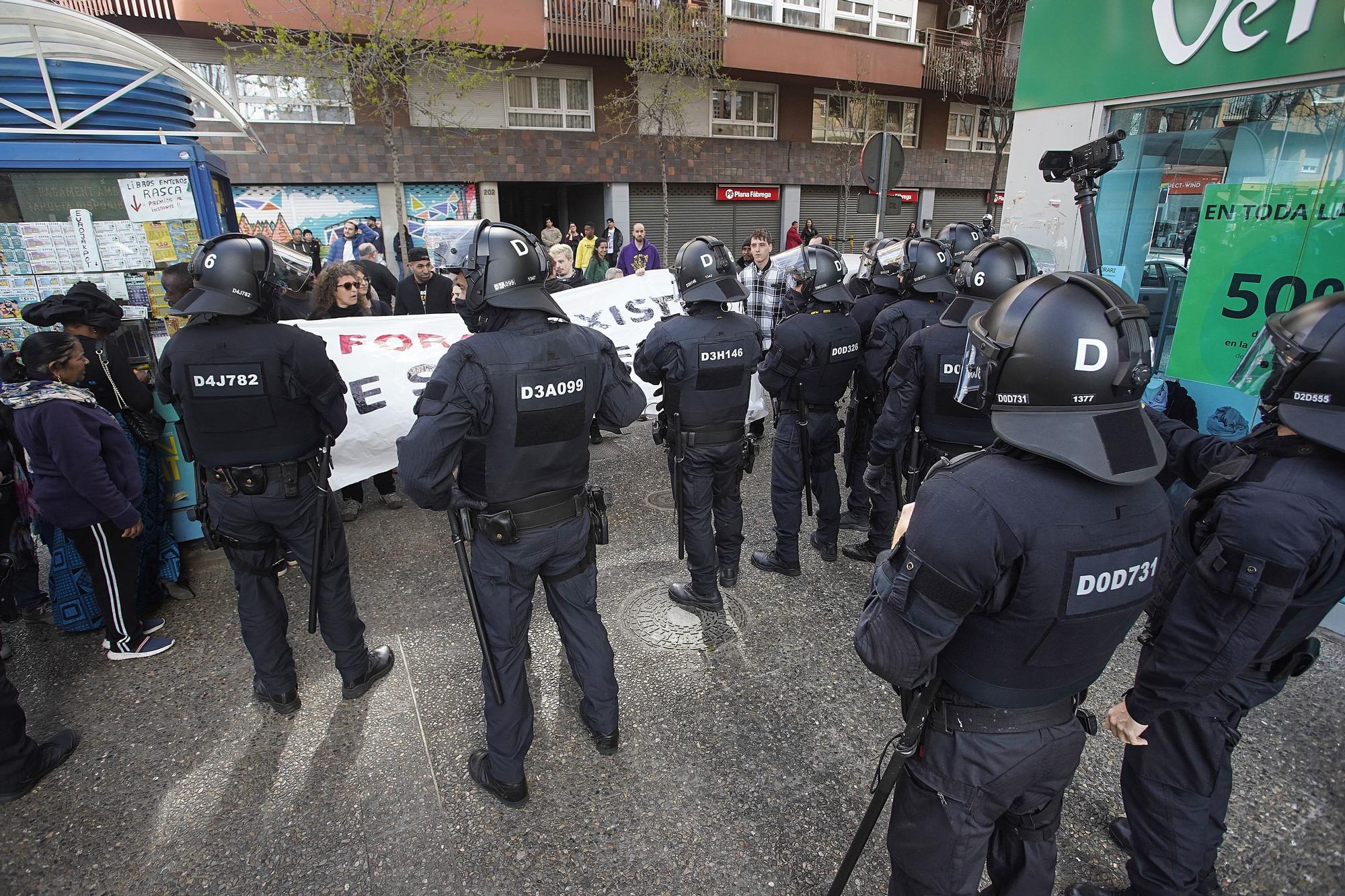 Un centenar de persones es manifesten contra un acte electoral de VOX a Girona