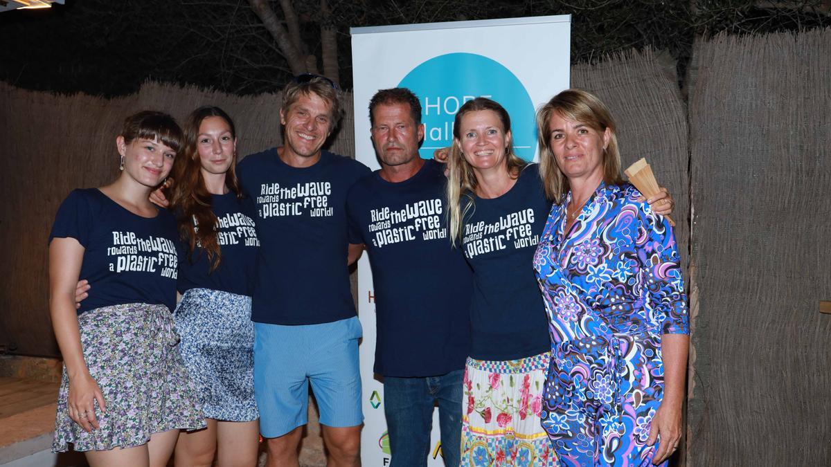 Til Schweiger mit der Gruppe um Cleanwave-Gründer Philipp Baier und Hope-Gründerin Heimke Mansfeld (ganz rechts).