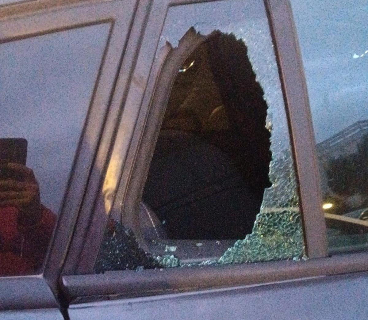 Estado de uno de los vehículos objeto de robo esta pasada noche junto a la calle Macedonia, en San Pablo.