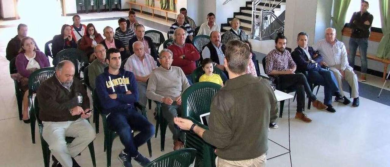 Charla sobre la avispa velutina en la Casa de Cultura de San Xulián. // S.A.