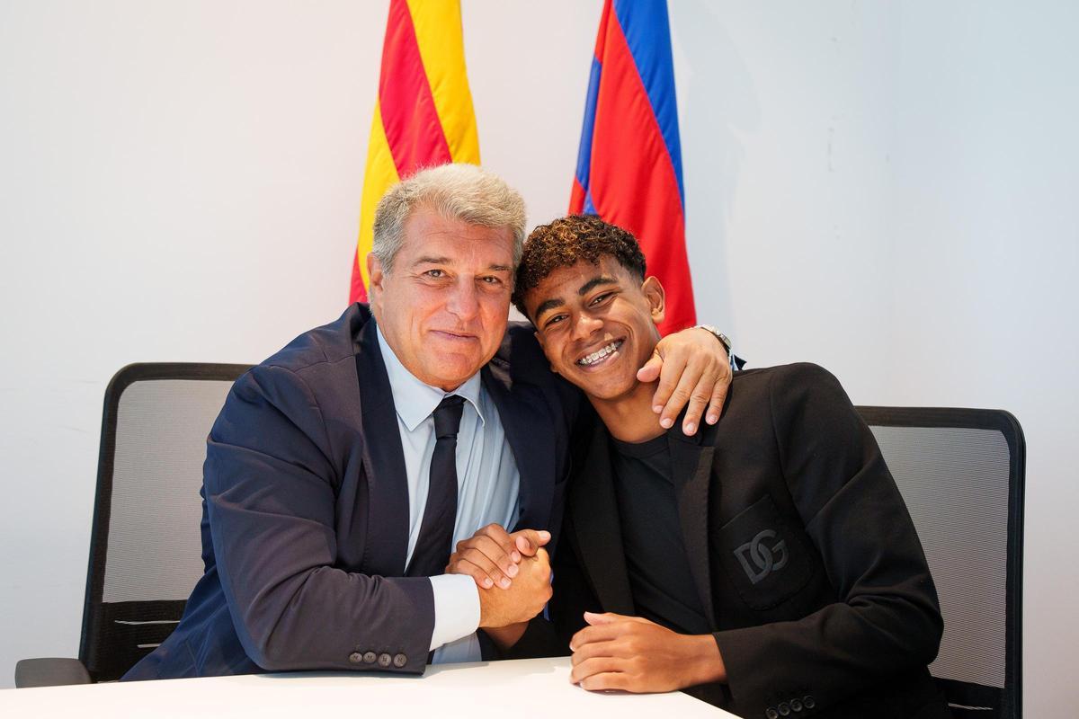Joan Laporta y Lamine Yamal, en la firma de la renovación del delantero del Barça.