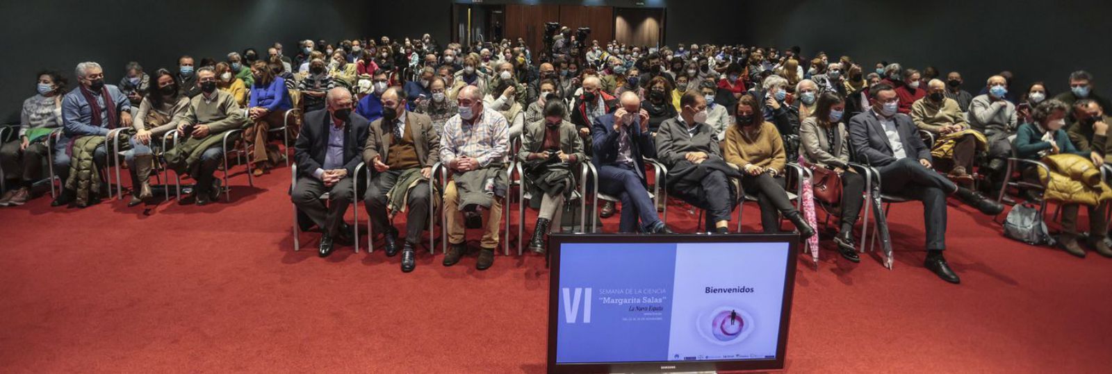 El Club Prensa Asturiana de LA NUEVA ESPAÑA completo para asistir a la presentación de “Egoístas, inmortales y viajeras”.