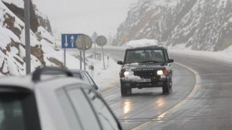 La nieve obliga a usar cadenas en 16 tramos de carreteras del Pirineo