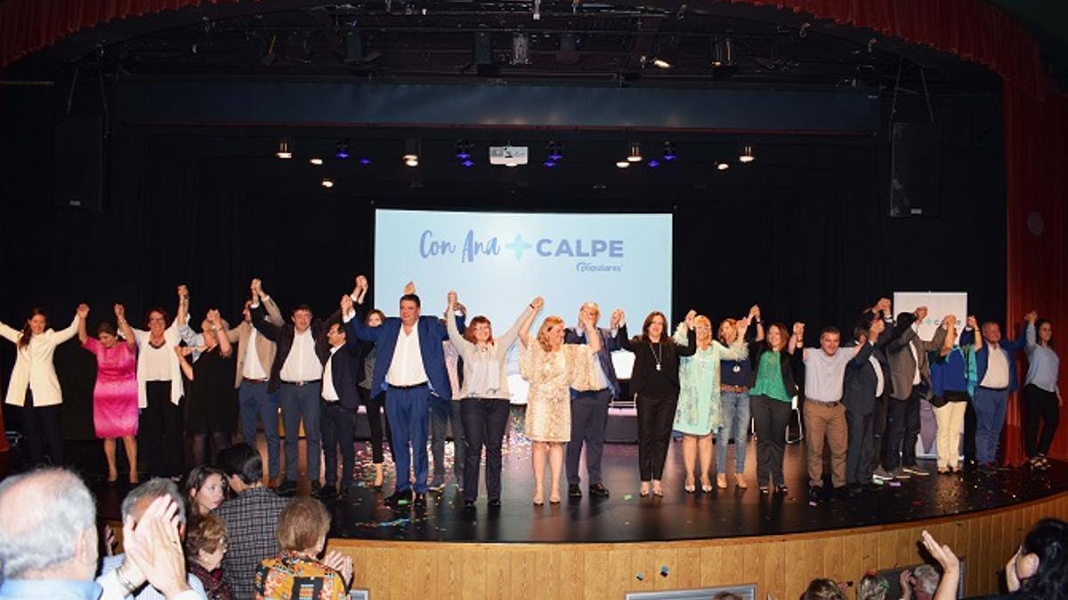 Una imagen de la presentación de la candidata del PP en 2019, en el centro Ana Sala, a su lado de color verde brillante la edil cesada, Hilde Backaert