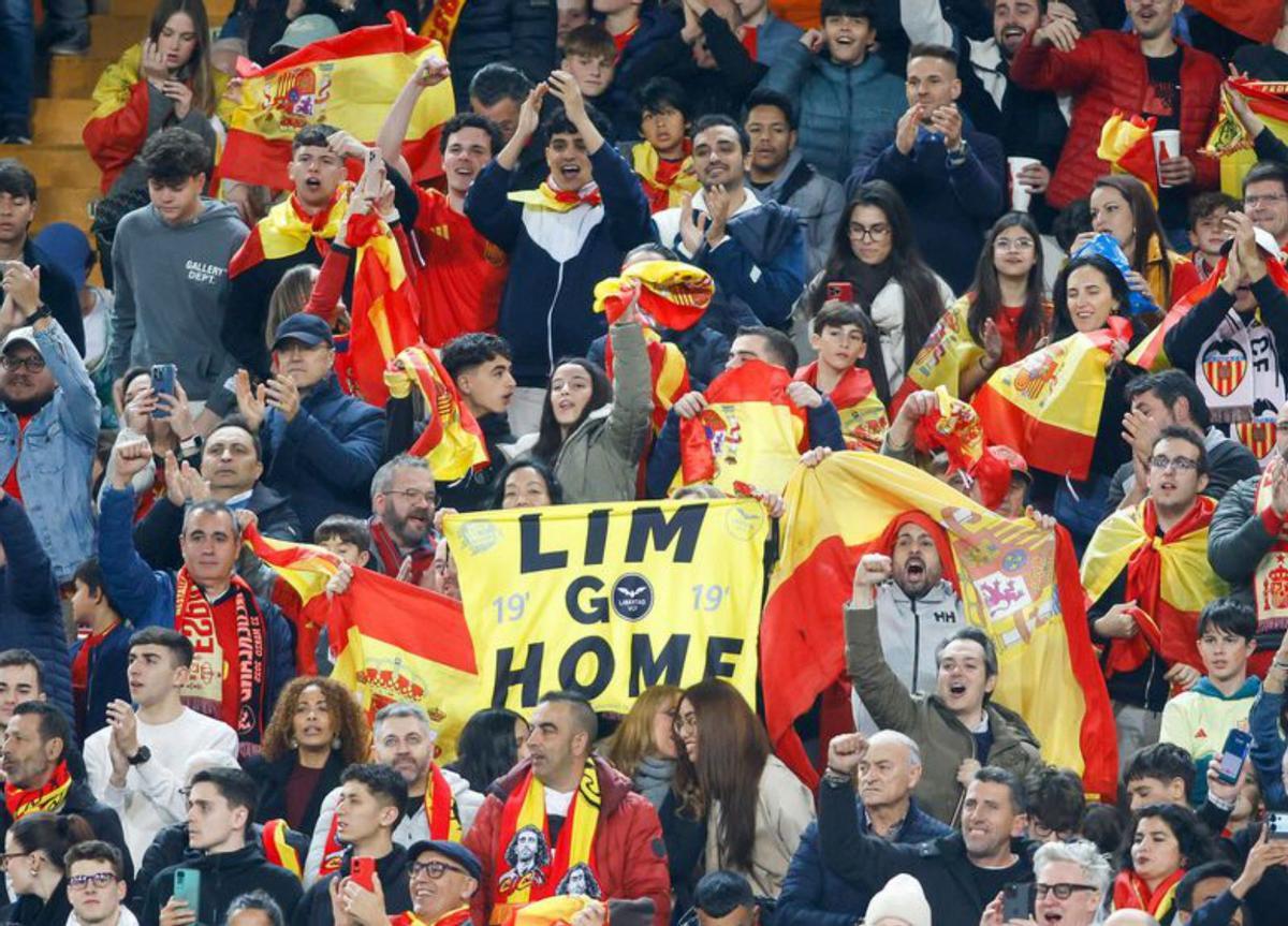 1. Panorámica de la grada de Mestalla totalmente llena. 2. La afición valencianista cuela el ‘Lim Go Home’ en la Liga de las Naciones. 3. Un espectador con una bufanda del Valencia CF animando a la selección junto a una joven con la bandera de España.