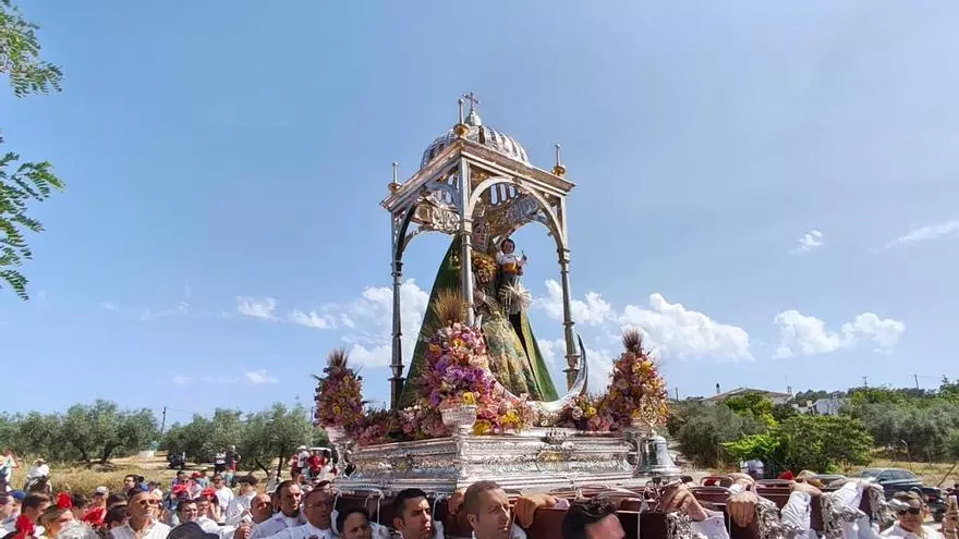 Una multitud acompaña a la Virgen de Araceli en la romería de subida