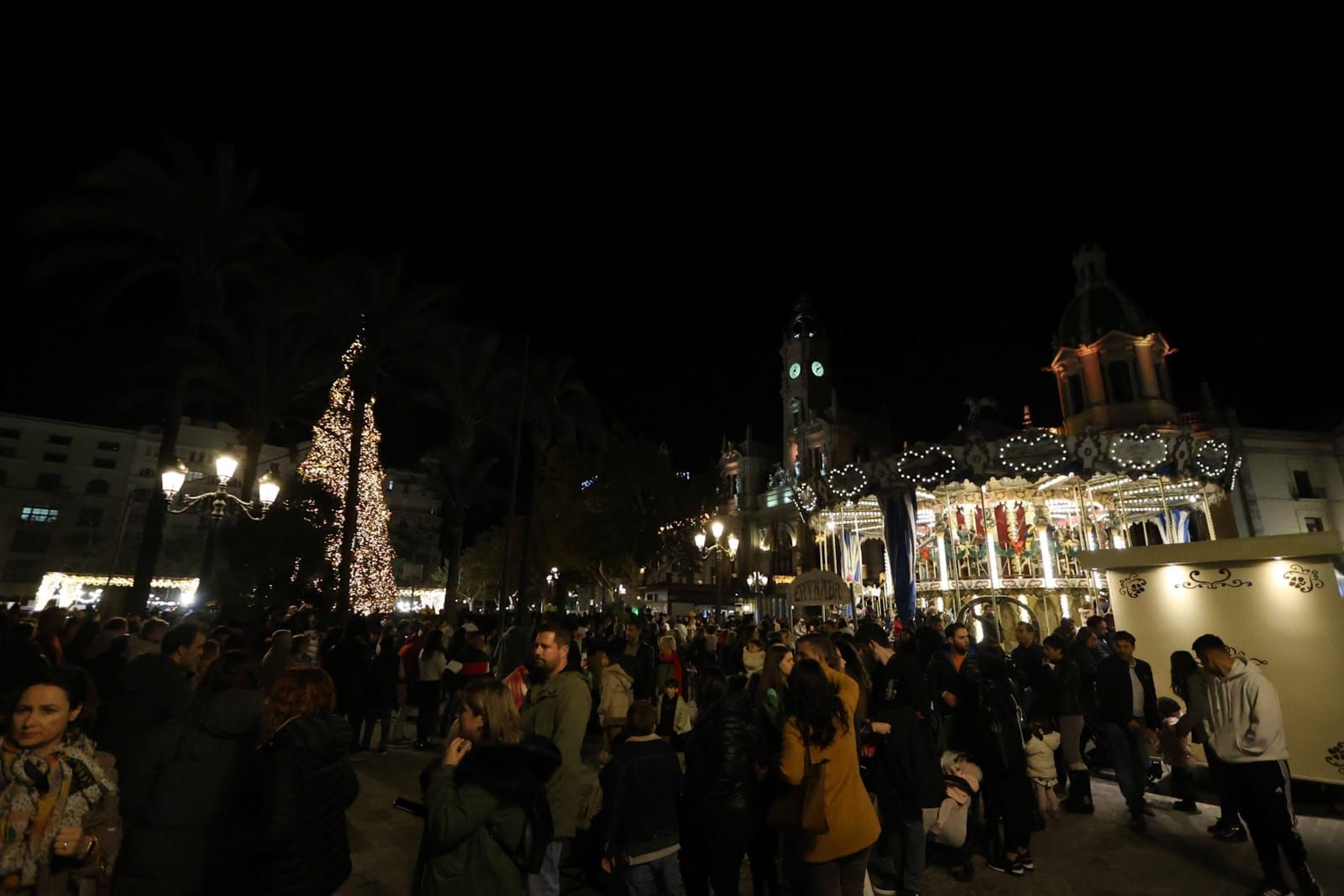 El centro de València, a reventar de gente por la decoración de Navidad