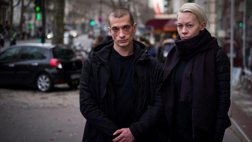 El artista ruso que se clavó los testículos en la Plaza Roja pedirá asilo en Francia