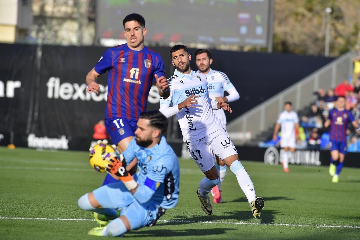 Eldense-Cádiz: El Eldense de Ponz toca fondo (1-4)