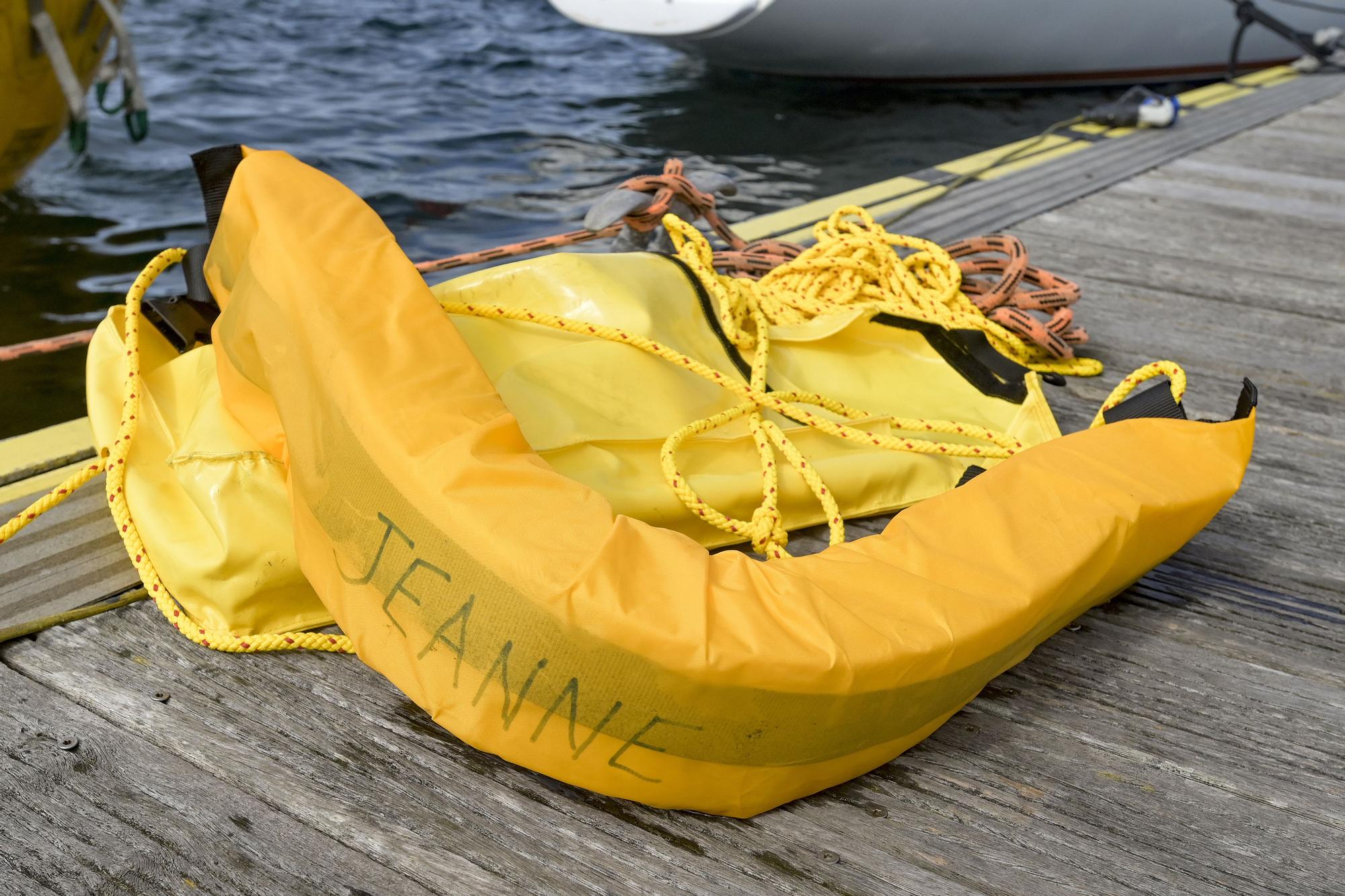 El velero "Jeanne Solo Sailor", propiedad del navegante francés Laurent Camprubi, volcado y amarrado en el pantalán del puerto marítimo de Oza