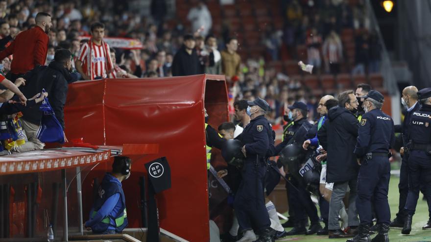 EN IMÁGENES: Así fue el derbi asturiano en El Molinón que acabó en bochorno