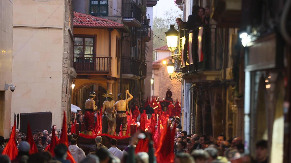 EN IMÁGENES: La multitudinaria procesión de San Pedro en Avilés