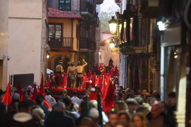 EN IMÁGENES: La multitudinaria procesión de San Pedro en Avilés