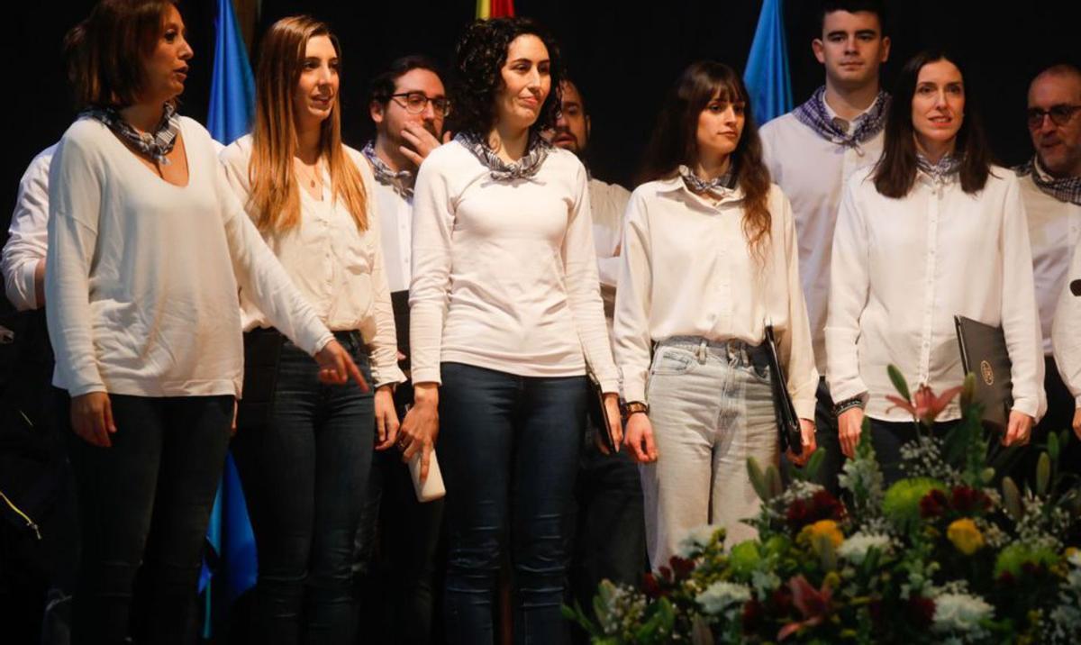 Arriba, integrantes del coro «El León de Oro» preparados para su actuación. Sobre estas líneas, menores participantes el cross. | Mara Villamuza