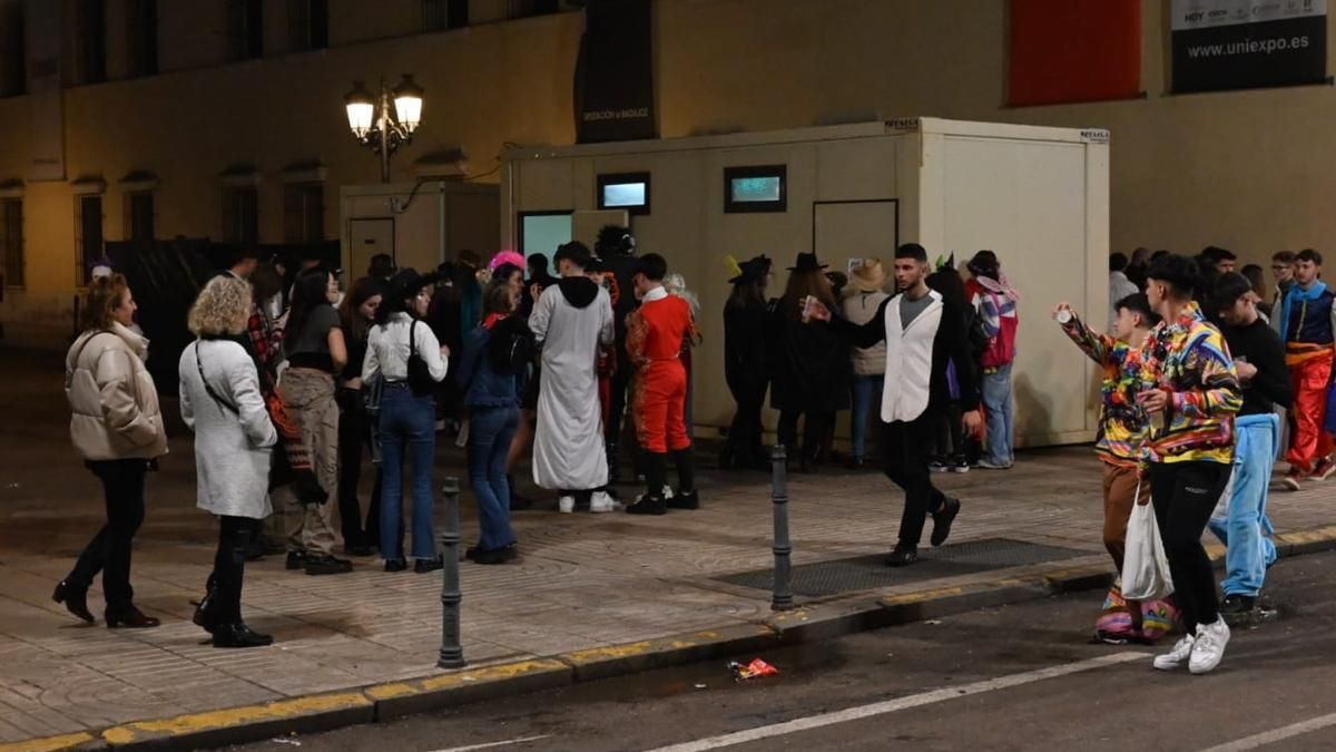 Colas en la plaza de San Atón para usar los aseos portátiles, en el Carnaval 2023.