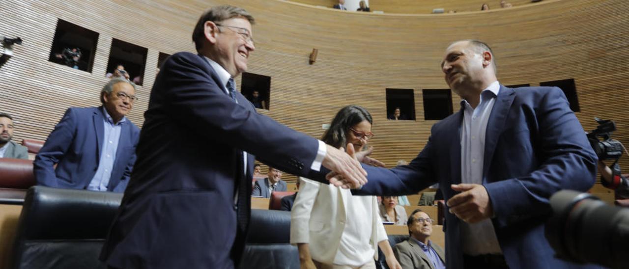 Puig saluda a Martínez Dalmau, en presencia de Oltra y del síndic socialista, Manolo Mata, en un pleno de las Corts.