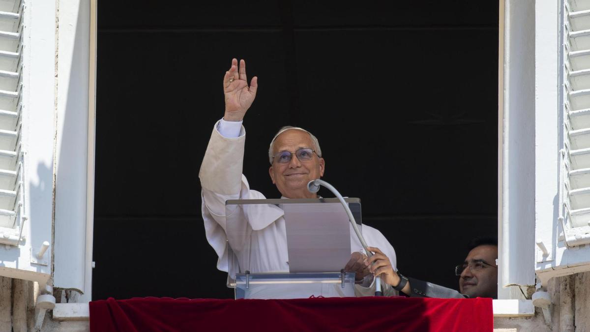 El papa León XIV, durante el Ángelus de ayer en el Vaticano.