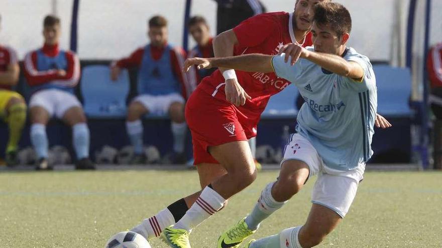 Un jugador del Celta disputa el balón durante un encuentro en A Madroa. // Ricardo Grobas