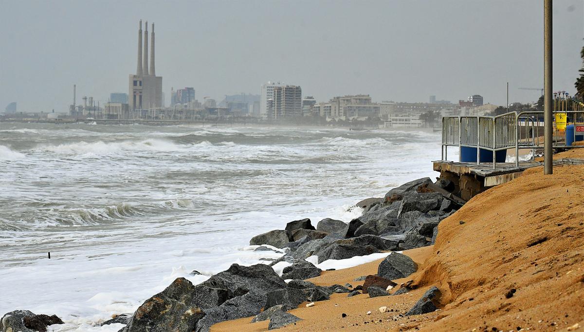 La playa de la Barca Maria de Badalona, durante el temporal Celia.