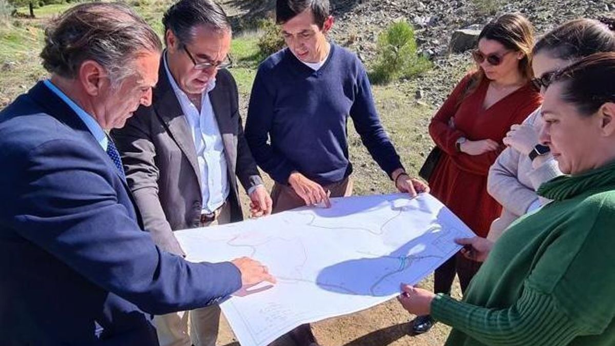 El delegado territorial de Desarrollo Educativo, Miguel Briones, junto con la secretaria general provincial de la Delegación Territorial, Paloma Rodríguez, ha visitado el municipio malagueño de Benahavís