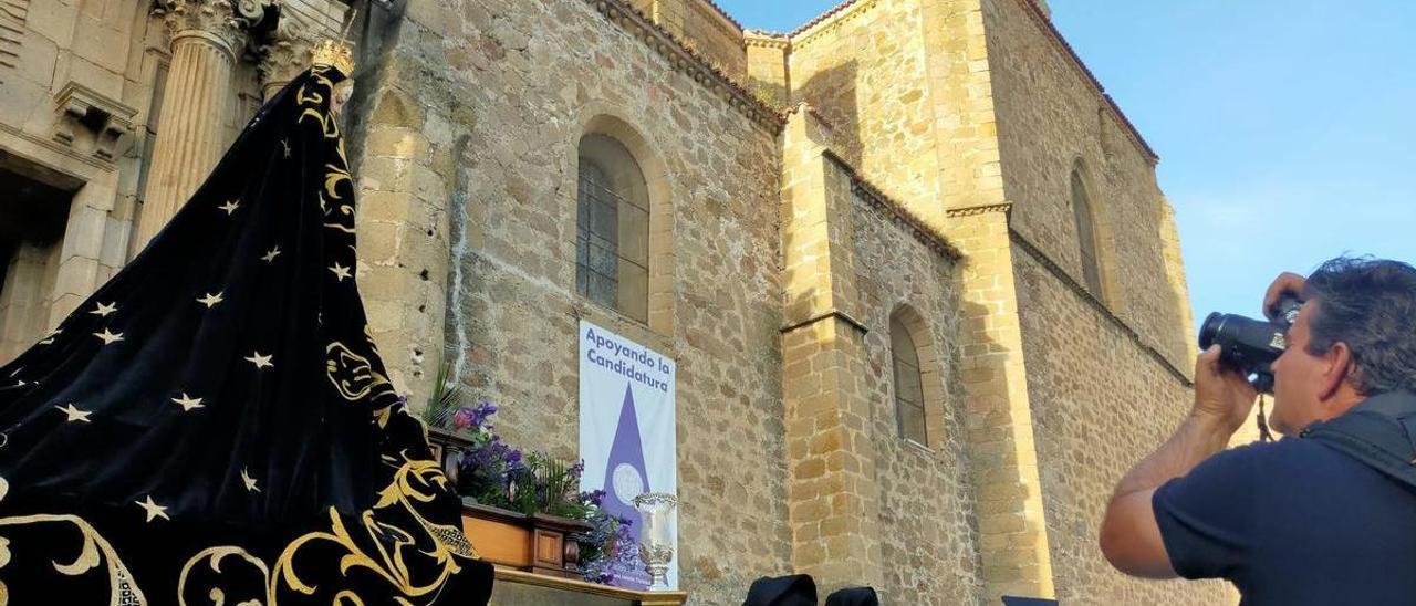 Fotos de la Soledad, en la procesión del Sábado Santo de Plasencia.