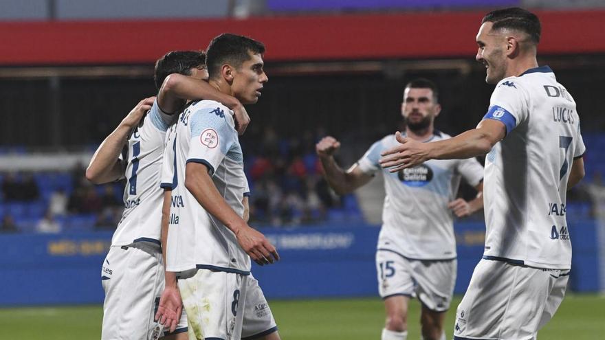 Villares celebra con sus compañeros el gol de ayer contra el Barça Atlètic.