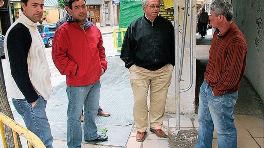 Algunos de los trabajadores de Egano acudieron ayer a una de las obras en construcción.