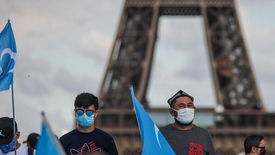 Una manifestación ante la Torre Eiffel