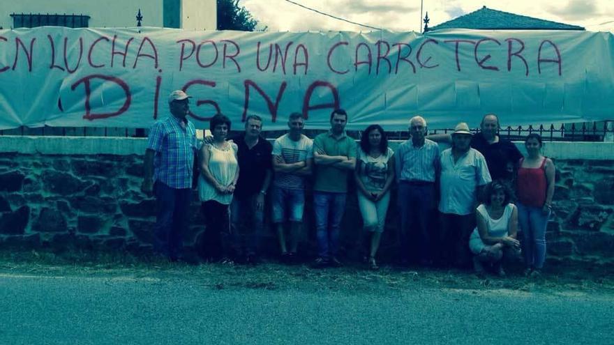 Vecinos de Naraval y Navelgas, durante su protesta del pasado domingo.