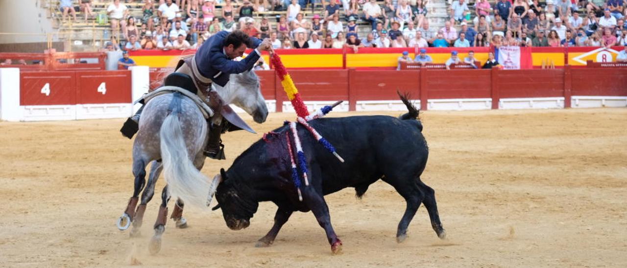 Andy Cartagena en un par a dos manos sobre Inocente, al que previamente había quitado la cabezada.