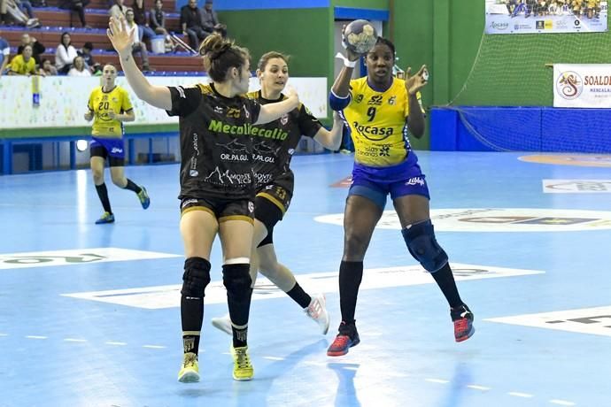 26-02-20 DEPORTES. PABELLON DE LAS REMUDAS. BARRIO DE LAS REMUDAS. TELDE. Partido de balonmano femenino entre el Remudas Rocasa y el Guardés disputado en Pabelloon Antonio Moreno del barrio teldense de Las Remudas.    Fotos: Juan Castro.  | 26/02/2020 | Fotógrafo: Juan Carlos Castro