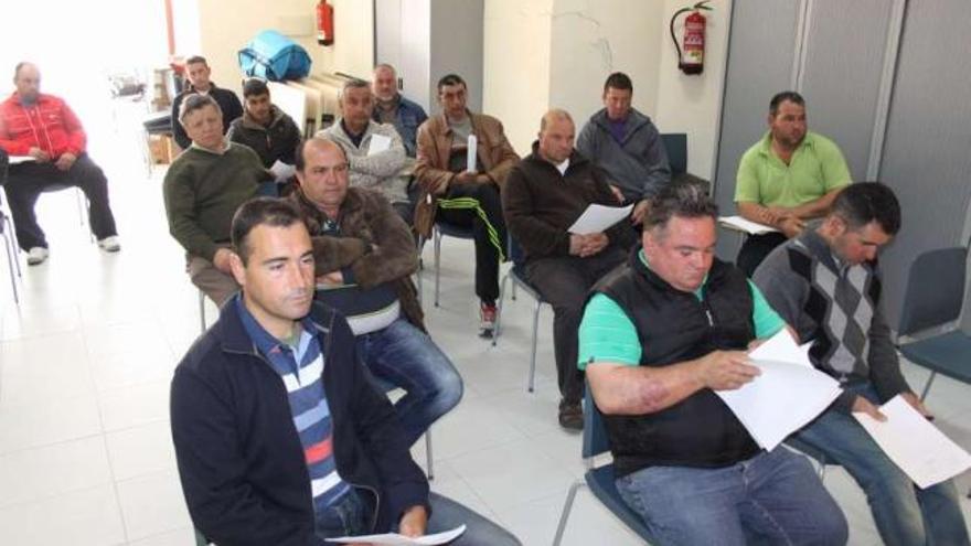 Algunos de los armadores del pulpo presentes en la asamblea de ayer en Bueu.  // Santos Álvarez