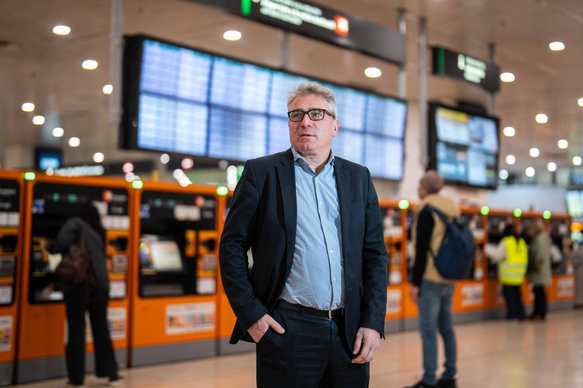 El director de Rodalies, junto a las máquinas de billetes de la estación de Sants