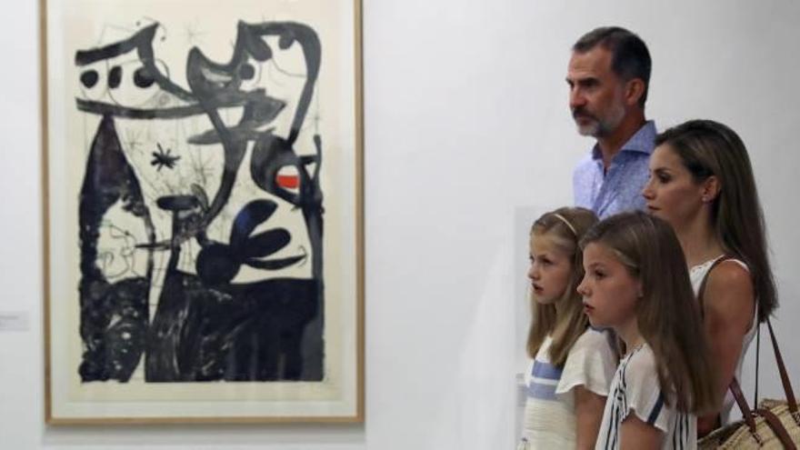 Los Reyes adentran a sus hijas en el arte de Miró y Picasso